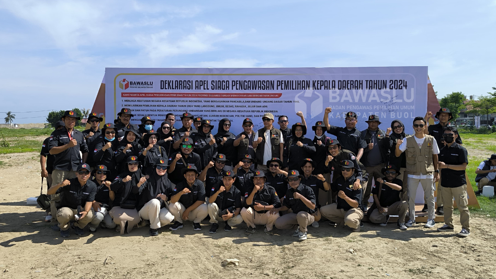 Foto bersama Bawaslu Kabupaten Buol bersama jajaran Panwaslu Kecamatan se-Kabupaten Buol usai mengikuti kegiatan Apel Siaga Pengawasan Pemilihan Kepala Daerah (Pilkada) 2024 di Lapangan Undata Lama, Kecamatan Palu Timur, Kota Palu, pada Sabtu pagi, (14/9/2024).