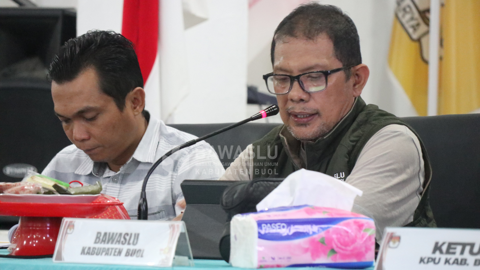 Anggota Bawaslu Kabupaten Buol, Ismajaya (Satu dari kanan) saat menjadi narasumber dalam kegiatan  Sosialisasi Tahapan Kampanye yang digelar KPU Kabupaten Buol, Selasa (24/9/2024) bertempat di Aula Pertemuan Lantai I Kantor KPU Kabupaten Buol.