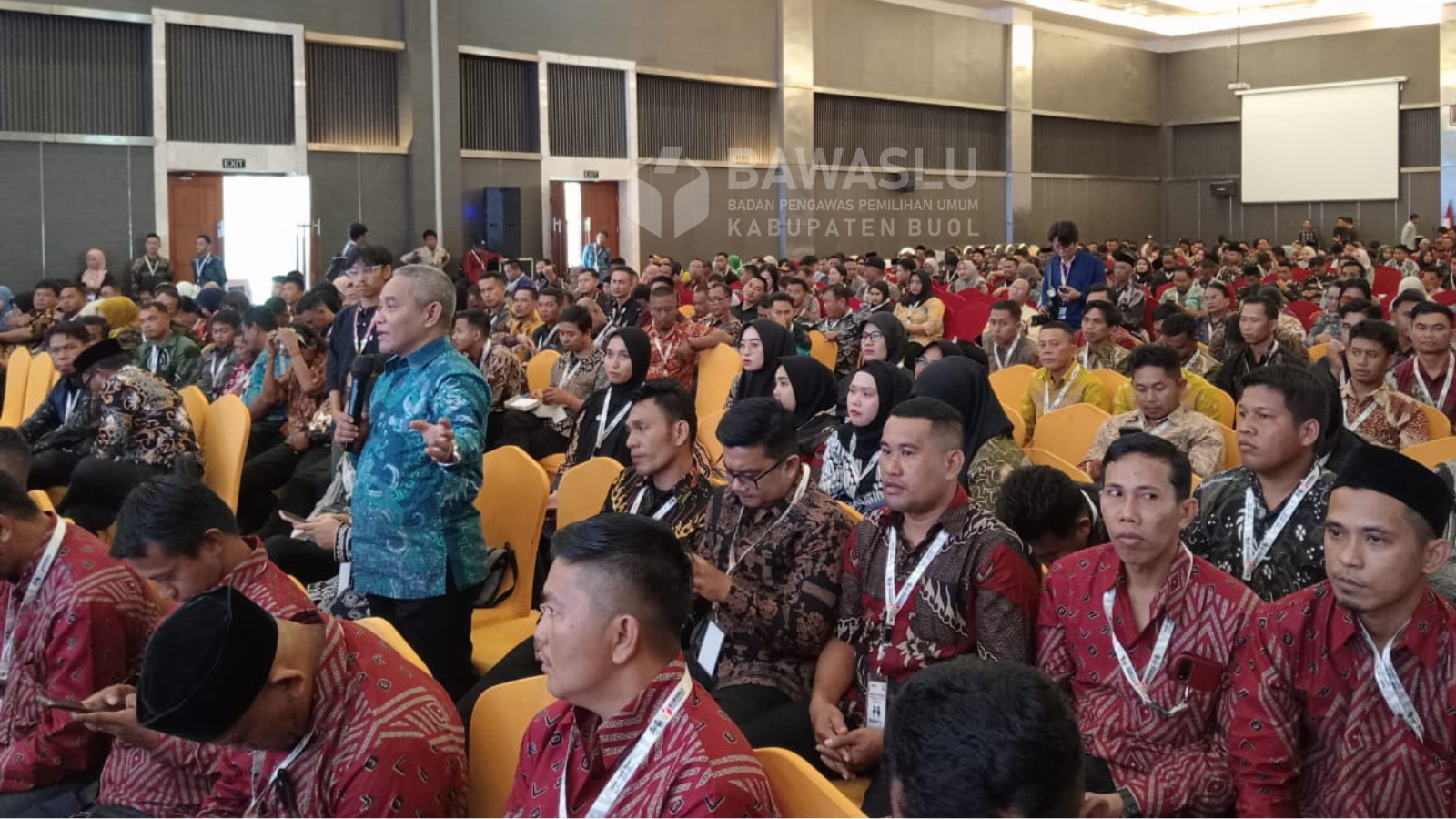 Ketua Bawaslu Kabupaten Buol, Karianto (Memegang mikrofon) saat menghadiri kegiatan Konsolidasi Pengawasan Tahapan Pemilihan Kepala Daerah Tahun 2024 yang digelar Bawaslu Provinsi Sulawesi Tengah di Best Western Coco Hotel Kota Palu, Jum'at (13/9/2024).