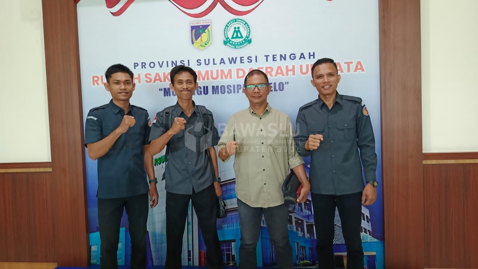 Anggota Bawaslu Kabupaten Buol, Ismajaya (Dua dari kanan) saat melakukan pengawasan pemeriksaan kesehatan bakal calon di RSUD UNDATA Kota Palu, Senin (2/9/2024)