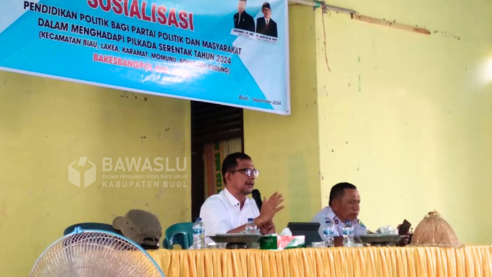 Anggota Bawaslu Kabupaten Buol, Ismajaya (Satu dari kiri) saat menjadi narasumber dalam kegiatan Sosialisasi Pendidikan Politik Bagi Partai Politik dan Masyarakat Dalam menghadapi Pemilihan Kepal Daerah (Pilkada) Serentak Tahun 2024, yang diselenggarakan oleh Badan Kesatuan Bangsa dan Politik (Bakesbangpol) Kabupaten Buol, di Kecamatan Karama, Rabu (11/9/2024).