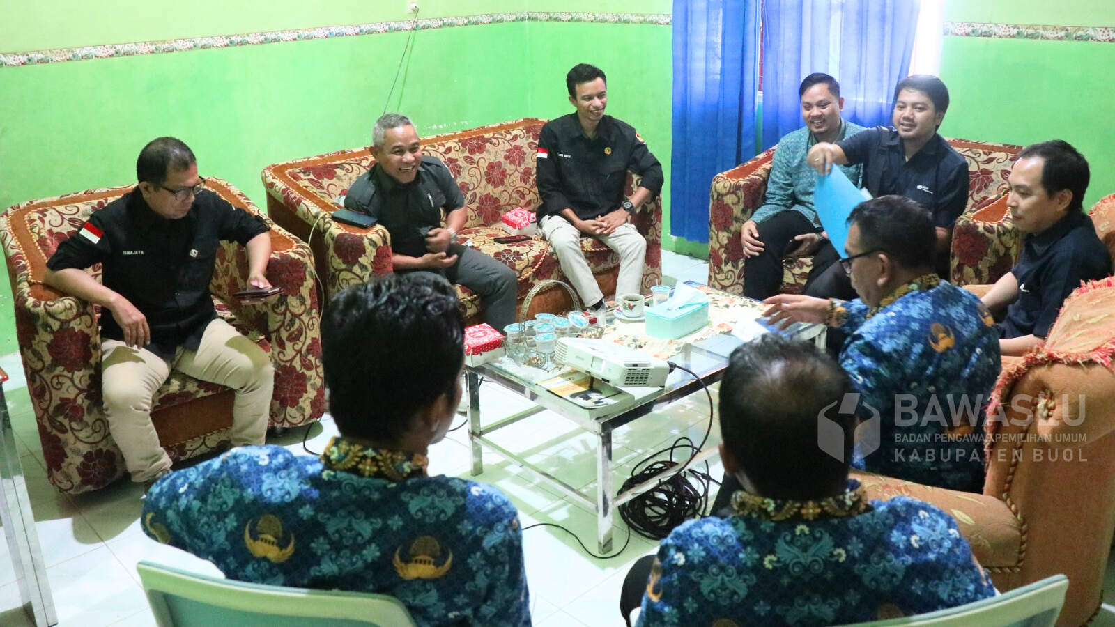 Kunjungan Badan Penyelenggara Jaminan Sosial (BPJS) Ketenagakerjaan Kabupaten Buol yang diterima langsung oleh Ketua dan Anggota serta Koordinator Sekretariat Bawaslu Kabupaten Buol, di Ruang Kerja Ketua Bawaslu Kabupaten Buol, Karianto, Selasa (01/10/20240.