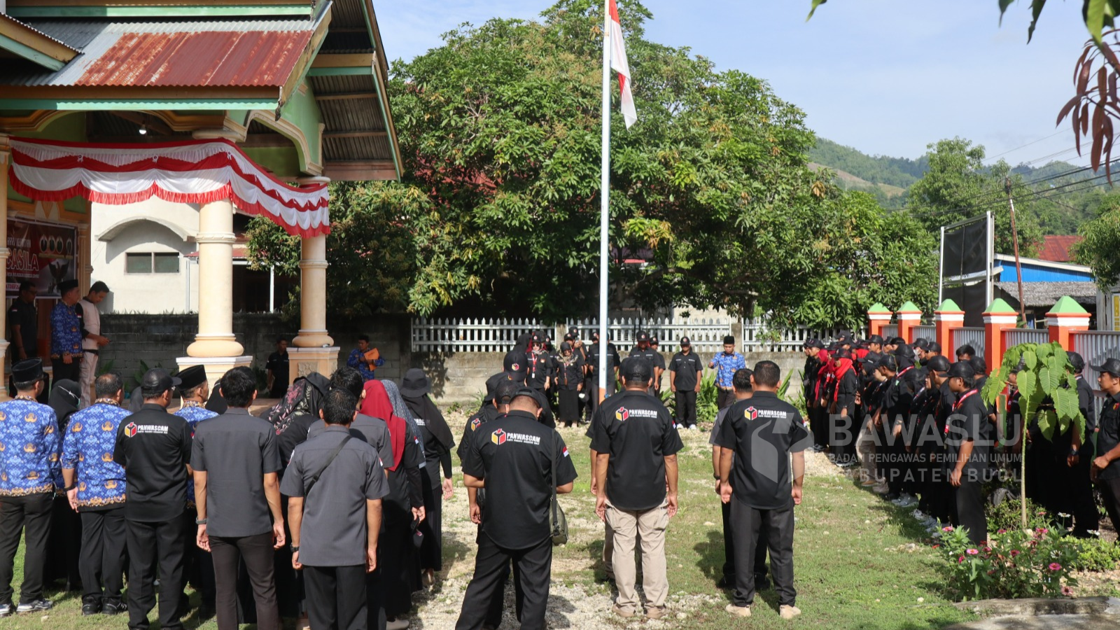 Suasana Pelaksanaan Upacara Peringatan Hari Kesaktian Pancasila yang dilaksanakan di Halaman Kantor Bawaslu Kabupaten Buol, Selasa (1/10/2024).