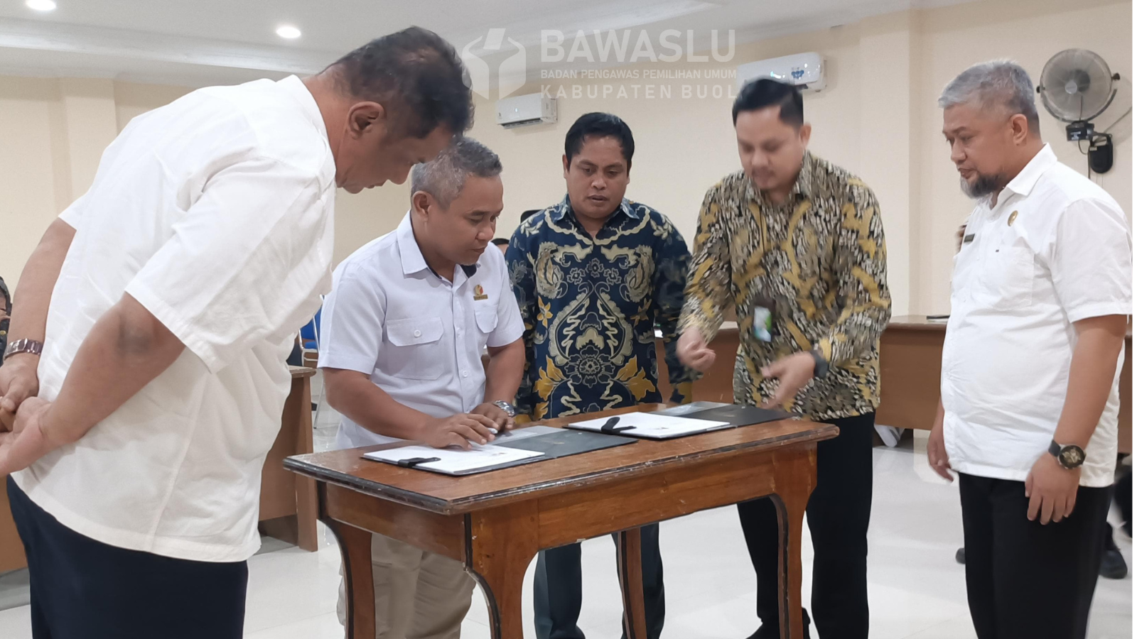 Penandatanganan Memorandum Of Understanding (MOU) Ketua Bawaslu Kabupaten Buol, Karianto bersama dengan pihak BPJS Ketenagakerjaan wilayah Kabupaten Buol, Rabu (2/10/2024) di Ruang Pertemuan Lantai III Kantor Bupati Kabupaten Buol.