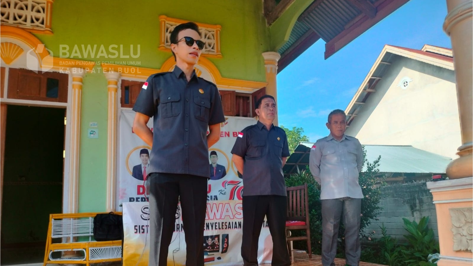 Anggota Bawaslu Kabupaten Buol, Moh. Taufik Abdullah (Satu dari kiri) saat menjadi pembina apel pagi, Senin (7/10/2024) bertempat di Halaman Kantor Bawaslu Kabupaten Buol. Hadir pula Ketua Bawaslu Kabupaten Buol, Karianto (Satu dari kanan) dan Koordinator Sekretariat Bawaslu Kabupaten Buol, Muhamad Singara.