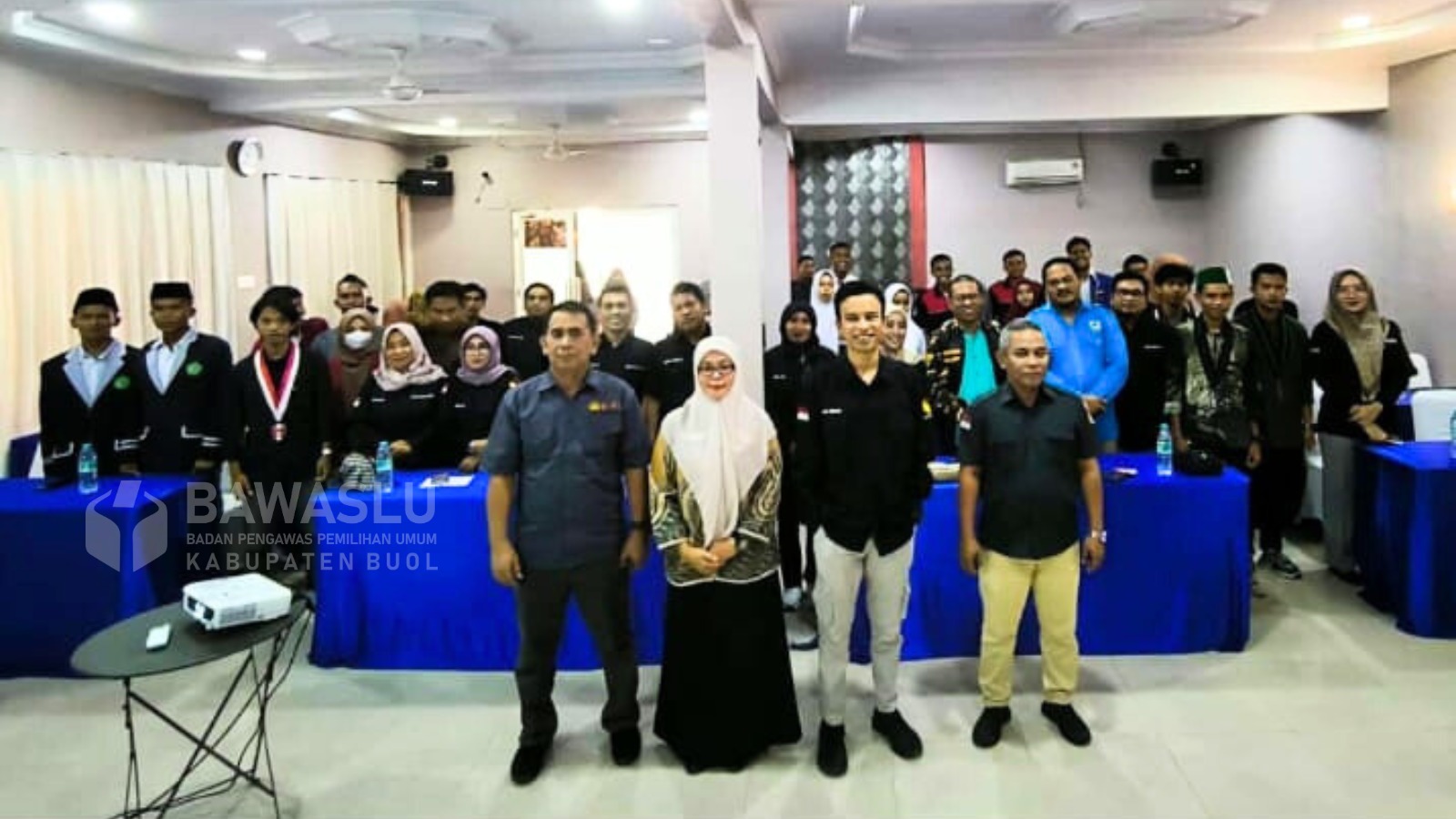 Foto bersama usai kegiatan pembukaan Sosialisasi Pengawasan Partisipatif mengusung tema "Mewujudkan Pemilihan Yang Demokratis dan Berkulitas di Kabupaten Buol Bersama Pemilih Pemula, Organisasi Kemahasiswaan dan Pemuda, yang berlangsung di Hotel Surya Wisata, Selasa (8/10/2024).