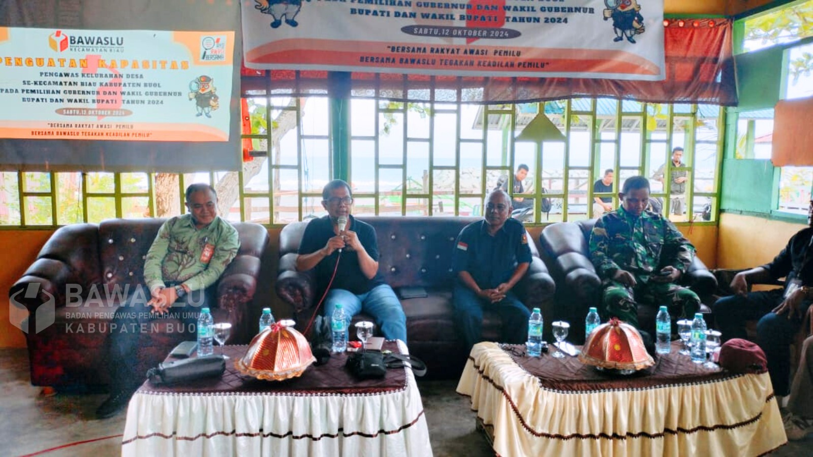 Anggota Bawaslu Kabupaten Buol, Ismajaya (Dua dari kiri) saat memberikan penguatan kapasitas bagi jajaran Panwaslu Kelurahan/Desa (PKD) se-Kecamatan Biau, Sabtu (12/10/2024).