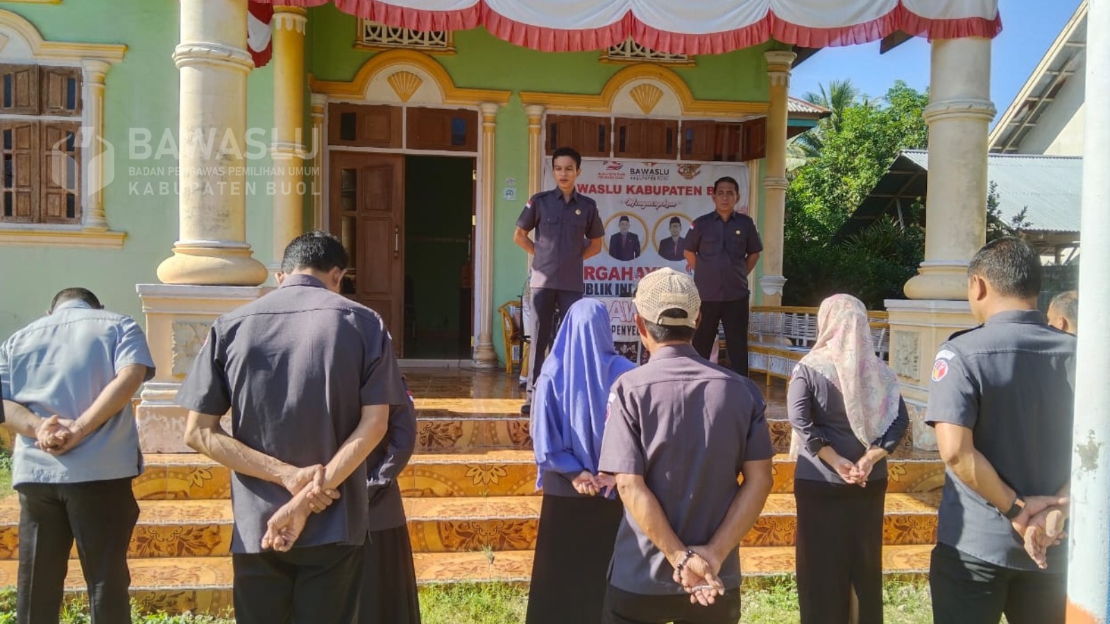 Anggota Bawaslu Kabupaten Buol, Moh. Taufik Abdullah (Satu dari Kiri) saat memberikan apel pagi Senin (14/10/2024) di Halaman Kantor Bawaslu Kabupaten Buol.
