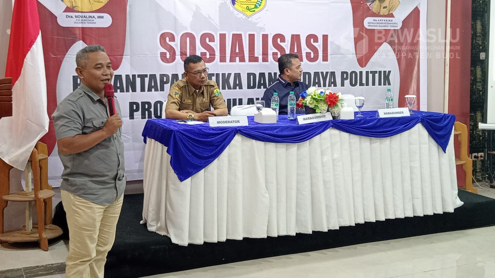 Ketua Bawaslu Kabupaten Buol, Karianto (Satu dari kiri) saat menjadi narasumber dalam kegiatan Sosialisasi Pemantapan Etika Budaya Politik yang digelar Pemerintah Daerah (Pemda) Kabupaten Buol, Selasa (15/10/2024)di Aula Pertemuan Hotel Surya Wisata Kabupaten Buol.