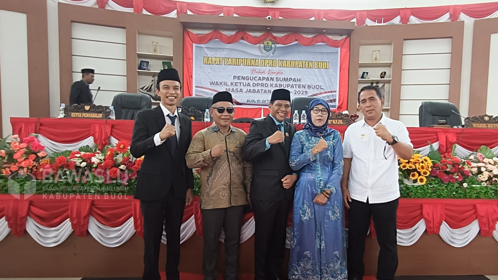 Ketua Bawaslu Kabupaten Buol, Karianto, (Dua dari kiri) Anggota Bawaslu Kabupaten Buol, Moh. Taufik Abdullah (Satu dari kiri) dan Koordinator Sekretariat, Muhamad Singara ( Satu dari kanan) saat foto bersama usai Rapat Paripurna Dewan Perwakilan Rakyat Daerah (DPRD) Kabupaten Buol Rabu (16/10/2024) di Ruang Rapat Utama Kantor DPRD Kabupaten Buol.