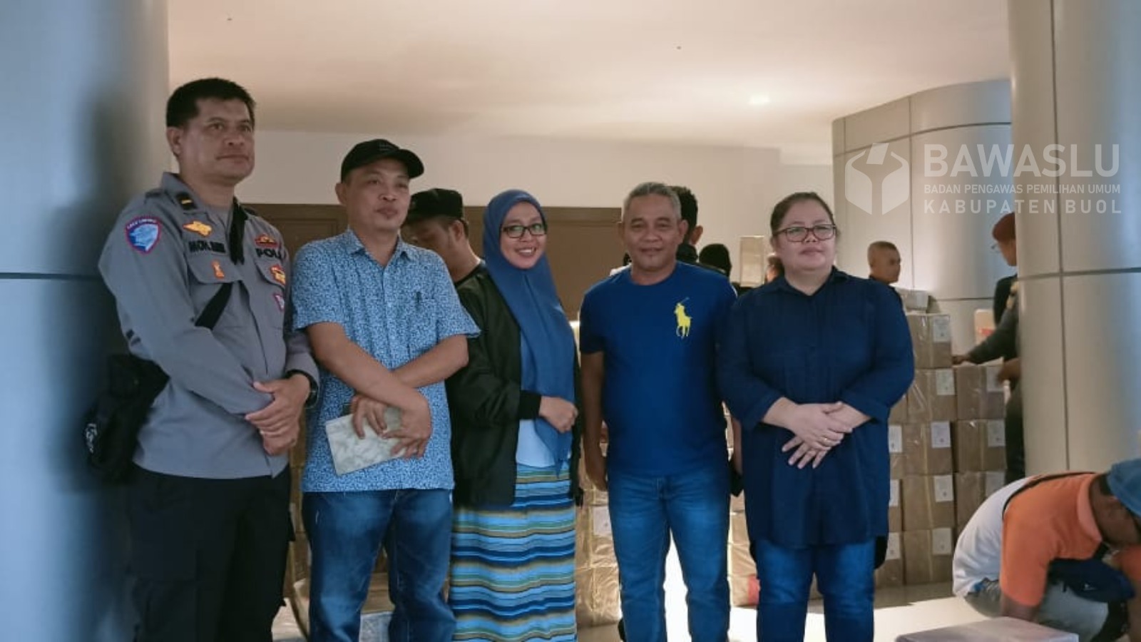 Ketua Bawaslu Kabupaten Buol, Karianto (Dua dari kanan) saat melakukan pengawasan langsung distribusi logistik surat suara di Bandar Udara Mutiara Sis Al-Jufri Kota Palu, Jum'at (18/10/2024).