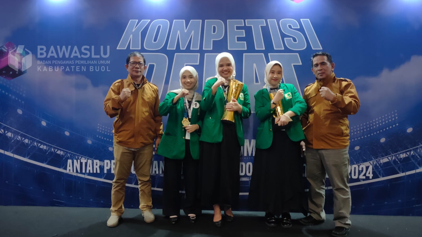 Anggota Bawaslu Kabupaten Buol, Ismajaya (Satu dari kiri) dan Koordinator Sekretariat Bawaslu Kabupaten Buol, Muhamad Singara (Satu dari kanan) saat foto bersama Mahasiswi perwakilan Universitas Andalas yang menjadi juara debat penegakkan hukum pemilu antar perguruan tinggi se Indonesia tahun 2024. Rabu (23/10/2024) di Jakarta.