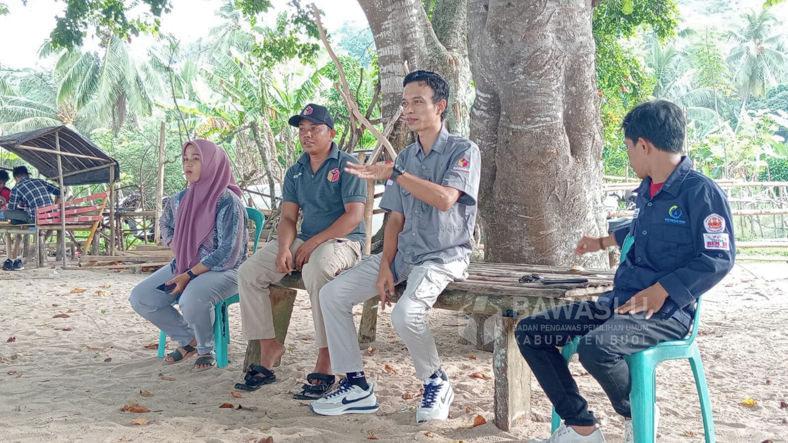 Anggota Bawaslu Kabupaten Buol, Moh. Taufik Abdullah (Dua dari kanan) saat memberikan penguatan kelembagaan terkait dengan pengawasan DPTb dan DPK di Kecamatan Paleleh Barat, Sabtu (26/10/2024).