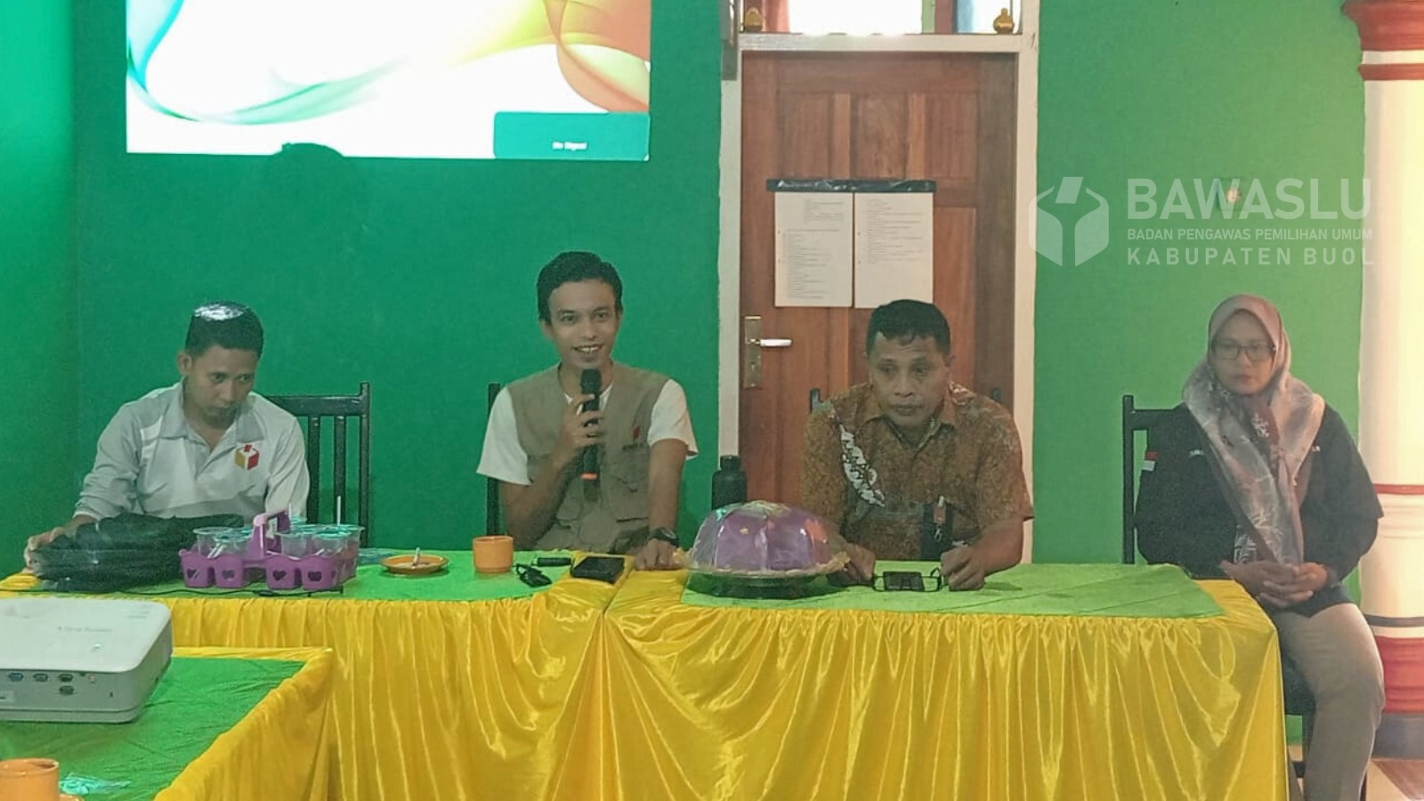 Anggota Bawaslu Kabupaten Buol, Moh. Taufik Abdullah (Dua dari kiri) saat memberikan penguatan kelembagaan pada Jajaran Panwaslu Kecamatan dan Pengawas Keluruhan dan Desa (PKD) se- Kecamatan Momunu, Minggu (27/10/2024) bertempat di Sekretariat Panwaslu Kecamatan Momunu.