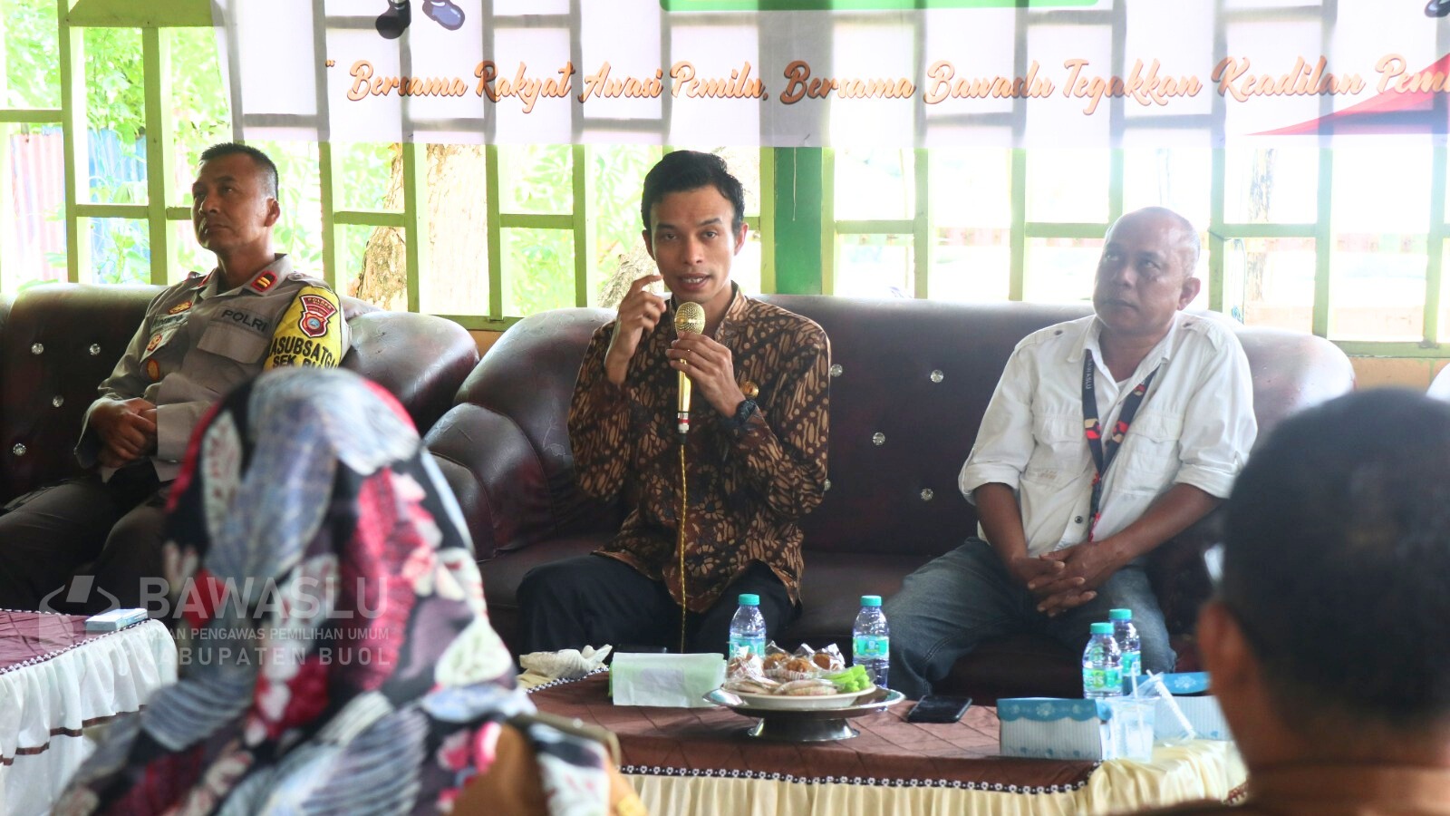 Anggota Bawaslu Kabupaten Buol, Moh. Taufik Abdullah (Dua dari kiri) saat menjadi narasumber dalam kegiatan Sosialisasi Pengawasan Pemilu, mengusung tema "Peran Masyarakat dan Stakeholder dalam Pengawasan Pemilihan Bupati dan Wakil Bupati Buol Tahun 2024," yang digelar Selasa (29/10/2024) di Aula Pertemuan Tempat Wisata Pandungio, Kelurahan Leok II Kabupaten Buol.