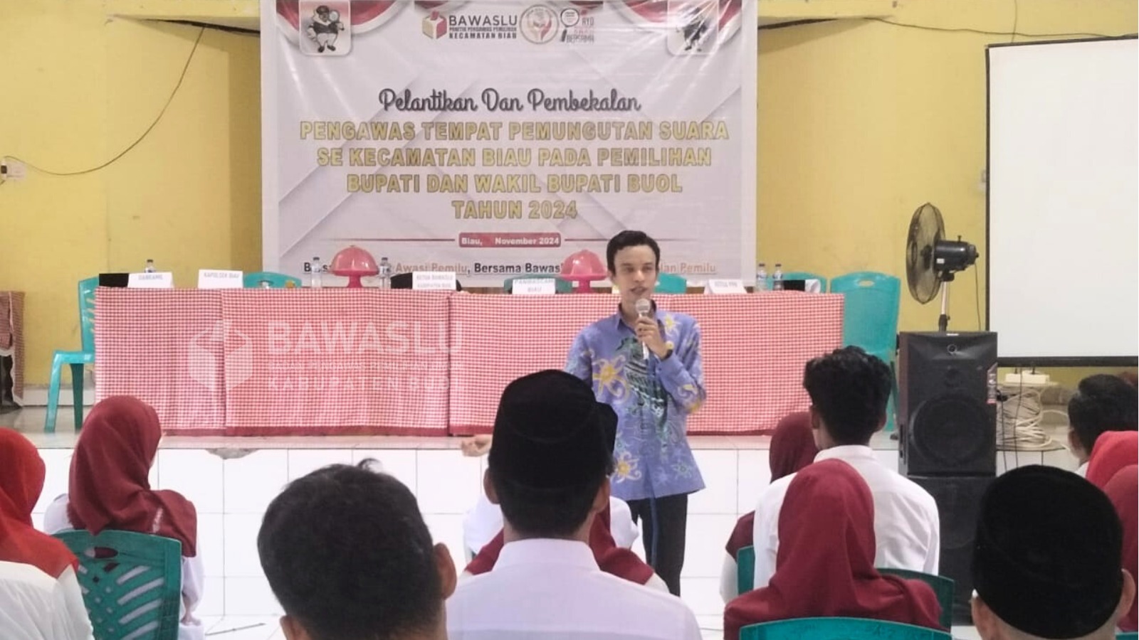 Anggota Bawaslu Kabupaten Buol, Moh.Taufik Abdullah saat memberikan penguatan kelembagaan kepada Pengawas TPS (PTPS) se-Kecamatan Biau yang telah resmi dilantik Minggu (3/10/2024) bertempat di Aula Pertemuan Sekolah MTS Negeri Biau.