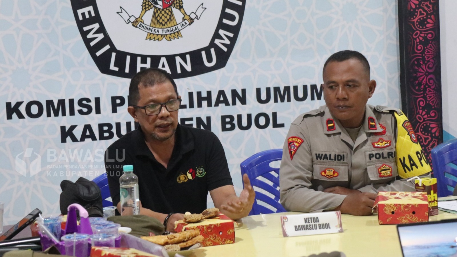 Anggota Bawaslu Kabupaten Buol, Ismajaya (Satu dari kiri) saat hadir dalam Rapat Koordinasi Finalisasi Pelaksanaan Kampanye Debat Publik Kedua atau Debat Terbuka Kedua yang diselenggarakan oleh KPU Kabupaten Buol di Ruang Rapat kantor KPU Kabupaten Buol, Jum'at (8/11/2024).