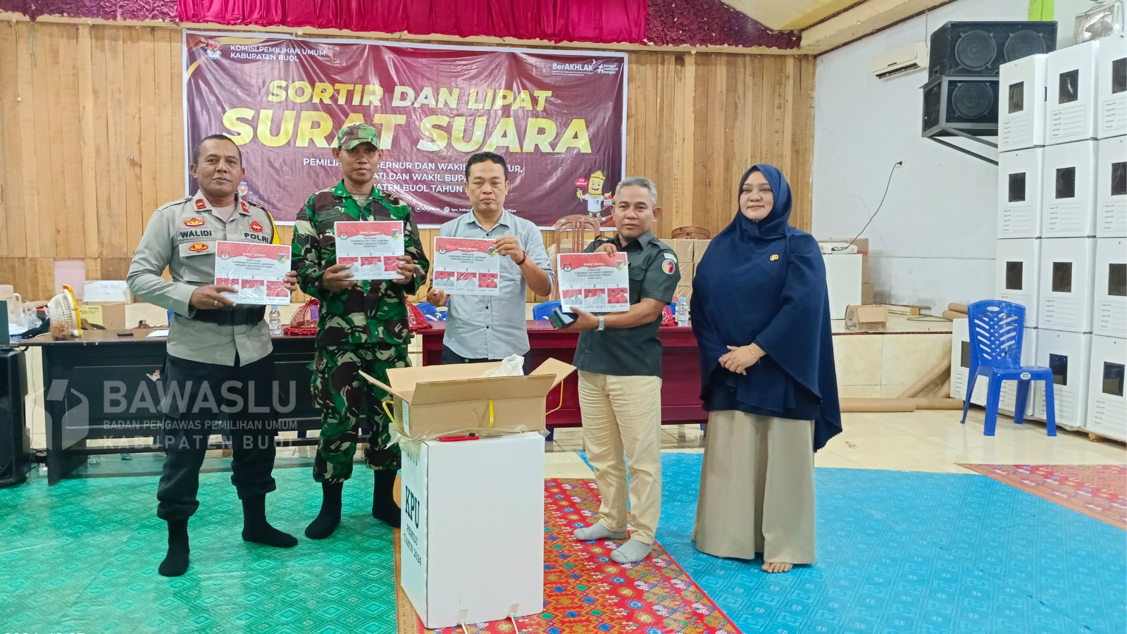 melakukan pengawasan langsung proses penyortiran dan pelipatan surat suara yang berlangsung di Gudang Logistik Komisi Pemilihan Umum (KPU) Buol, Jln Syarif Mansur Kelurahan Leok I, Kecamatan Biau, kabupaten Buol, Selasa (5/11/24).