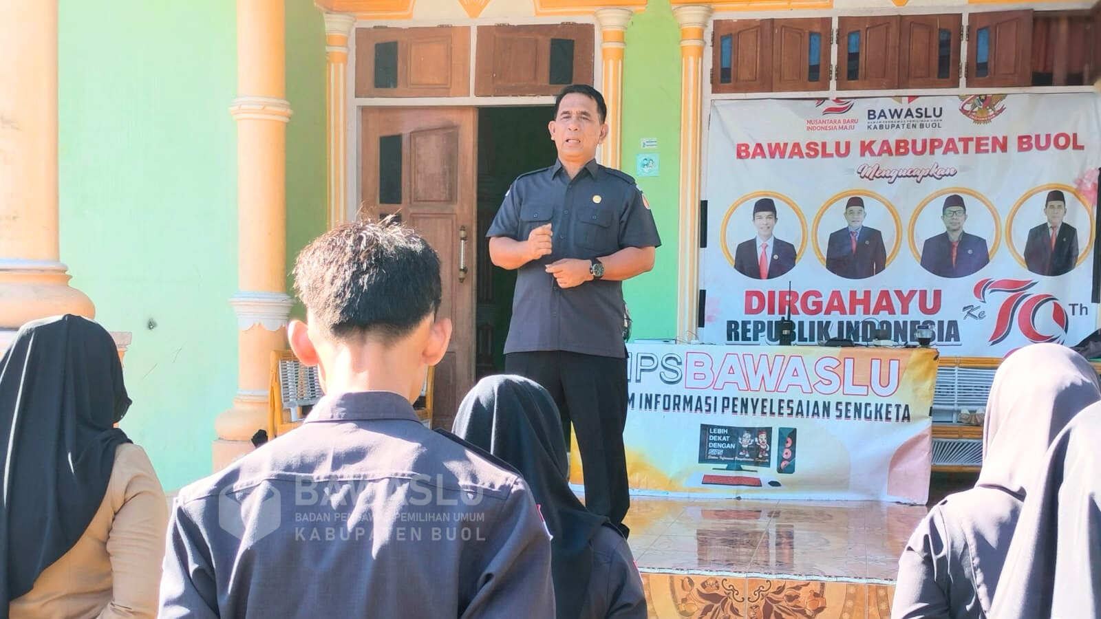 Koordinator Sekretariat Bawaslu Kabupaten Buol, Muhamad Singara saat memeberikan arahan pada apel pagi rutin, Senin (11/11/2024) bertempat di Halaman Kantor Bawaslu Kabupaten Buol yang diikuti oleh seluruh jajaran Staf Sekretariat Bawaslu Kabupaten Buol.