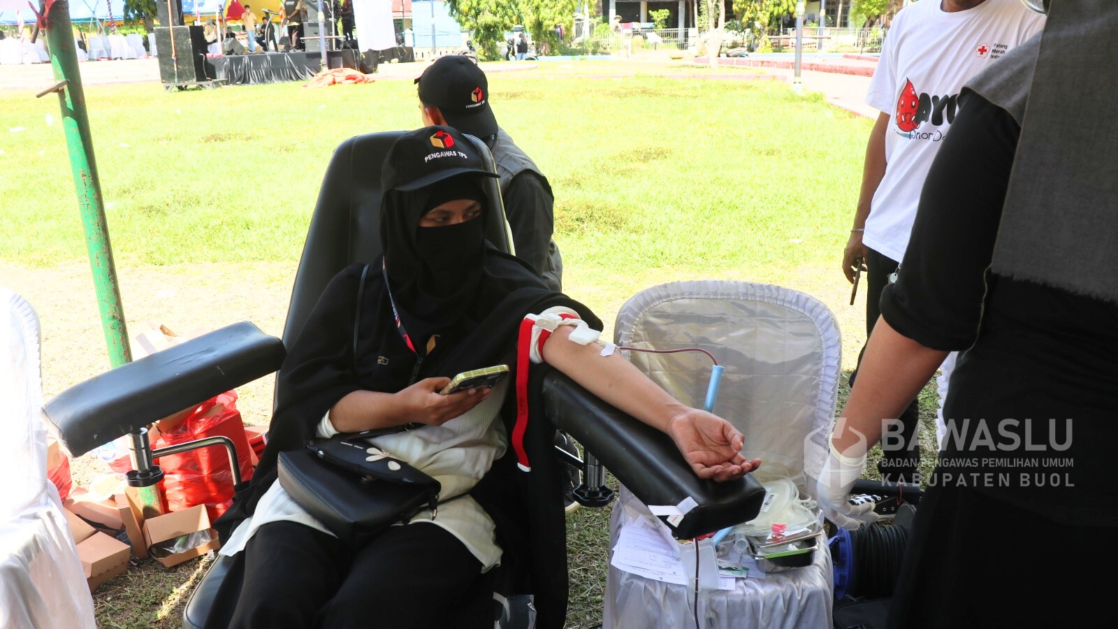 Kegiatan aksi donor darah ang merupakan rangkaian dari acara Apel Siaga Pengawasan Pemilihan Serentak Tahun 2024 yang diselenggarakan oleh Bawaslu Kabupaten Buol, Sabtu (9/11/2024) di Lapangan Anjungan Leok I, Kecamatan Biau Kabupaten Buol.