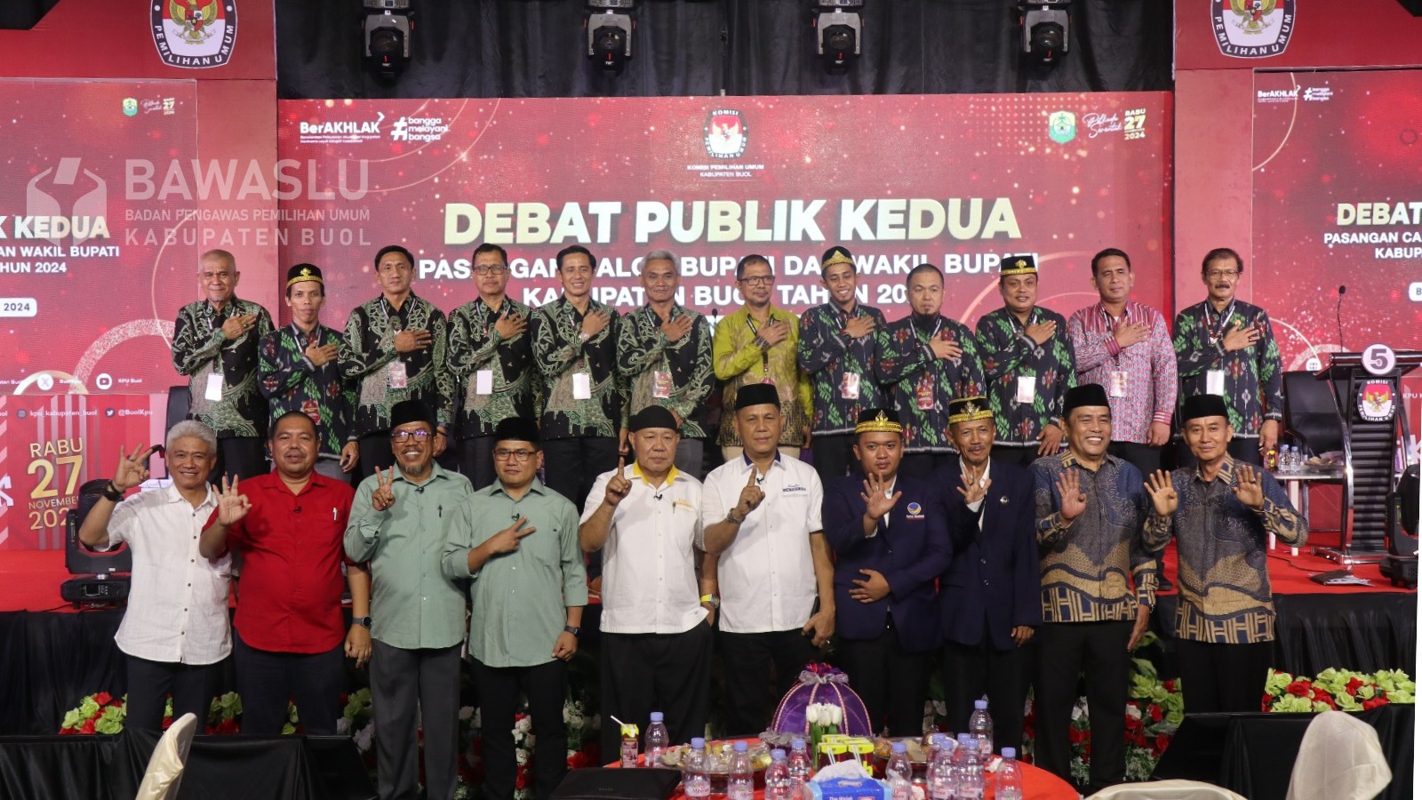 Foto bersama usai acara Debat Publik Kedua Pasangan Calon Bupati dan Wakil Bupati Kabupaten Buol Tahun 2024 yang berlangsung di Aula Pertemuan Lantai I Kantor KPU Kabupaten Buol, Selasa (12/11/2024).