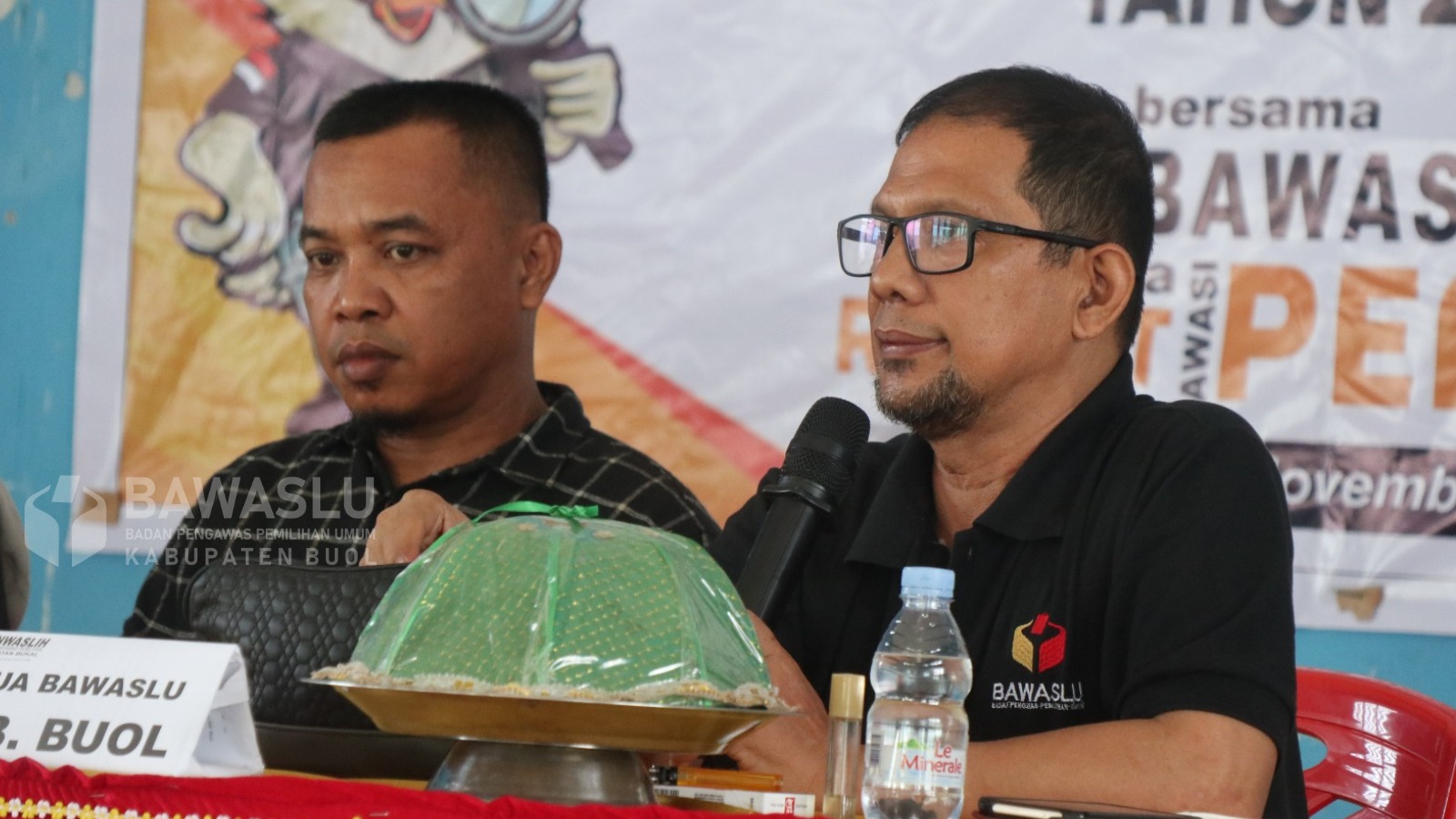 Anggota Bawaslu Kabupaten Buol, Ismajaya (Satu dari kanan) saat hadir sekaligus memberikan penguatan kepada jajaran Pengawas Tempat Pemungutan Suara (PTPS) se-Kecamatan Bukal, Sabtu (16/11/2024).