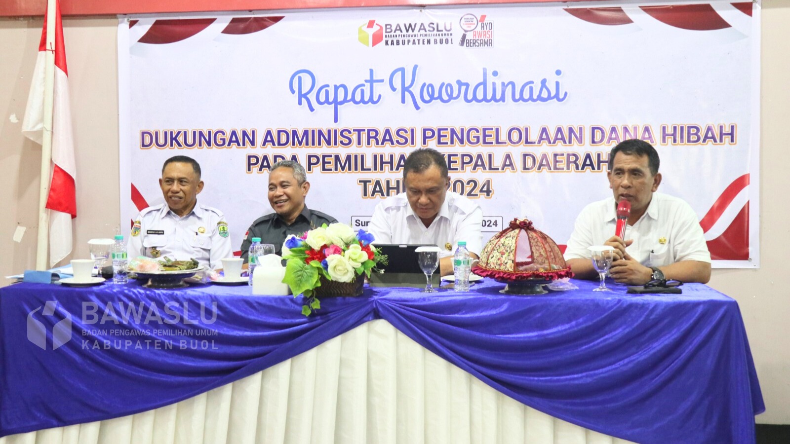 Koordinator Sekretariat Bawaslu Kabupaten Buol, Muhamad Singara (Satu dari kiri) saat hadir dalam Kegiatan Rapat Koordinasi Dukungan Administrasi Pengelolaan Dana Hibah Pada Pemilihan Kepala daerah Tahun 2024, Rabu (20/11/2024) berlangsung di Hotel Surya Wisata Kabupaten Buol.