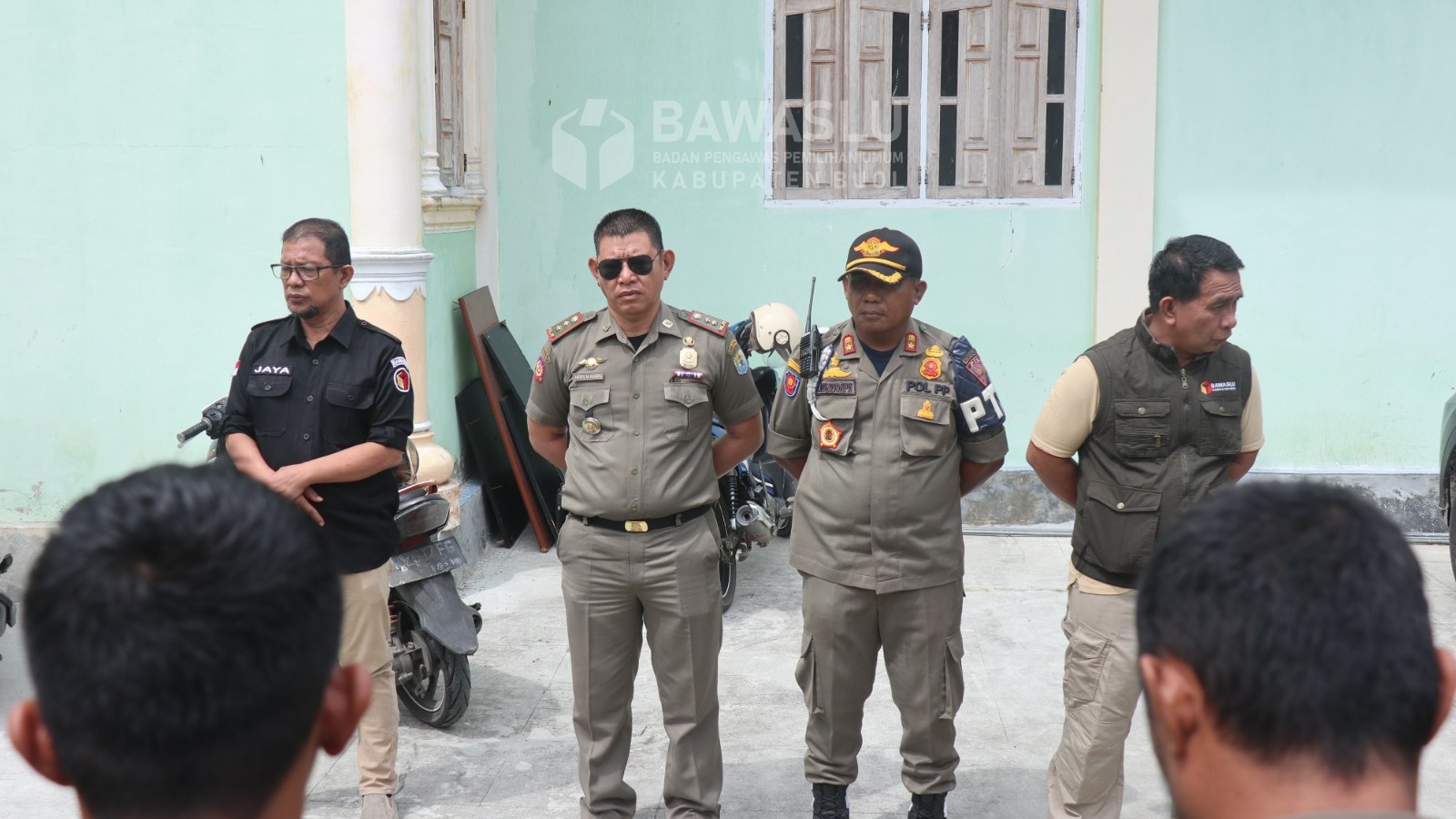 Anggota Bawaslu Kabupaten Buol, Ismajaya (Satu dari kiri) saat memberikan arahan dalam Apel Persiapan Patroli Masa Tenang, Selasa (26/11/2024) di Halaman Kantor Bawaslu Kabupaten Buol.