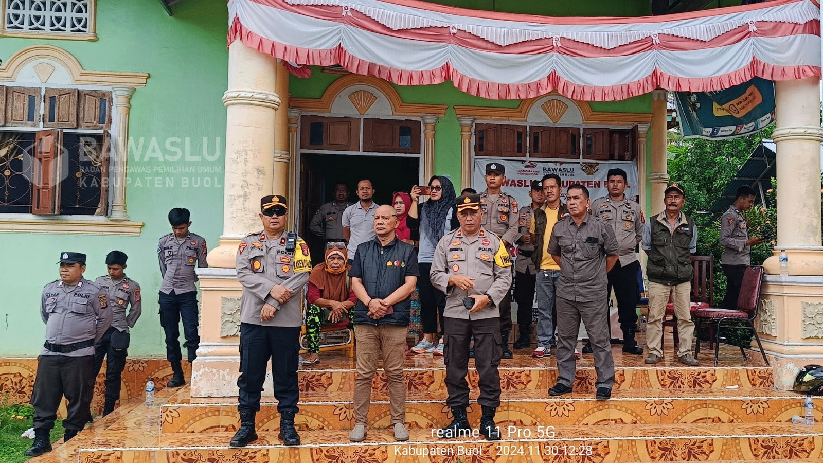 Anggota Bawaslu Kabupaten Buol, Ismajaya (Dua dari kiri) saat menerima aksi damai ribuan demonstran yang dimotori Aliansi Masyarakat Buol Peduli Demokrasi yang tergabung dalam Koalisi Masyarakat Peduli Pilkada Jujur yang menggelar demo di depan kantor Bawaslu Kabupaten Buol, Sabtu (30/11/2024).