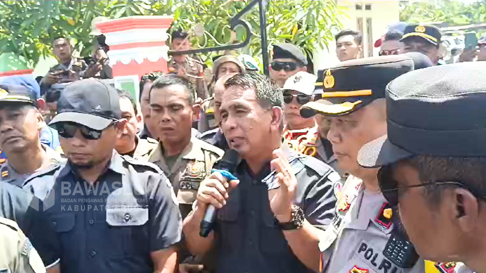 Koordinator Sekretariat Bawaslu Kabupaten Buol, Muhamad Singara (Memegang Microfon) saat menjawab aksi unjuk rasa massa di depan Kantor Bawaslu Kabupaten Buol, Senin (23/12/2024).