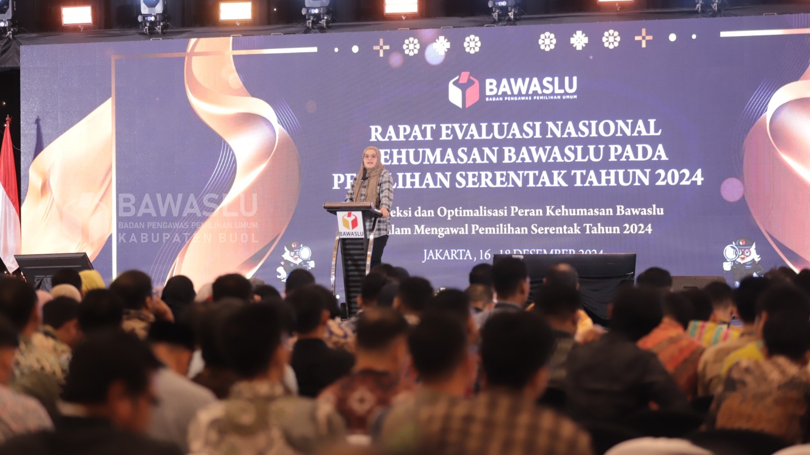 Anggota Bawaslu, Lolly Suhenty saat membuka kegiatan Rapat Evaluasi Nasional Kehumasan Bawaslu pada Pemilihan 2024, Senin (16/12/2024).