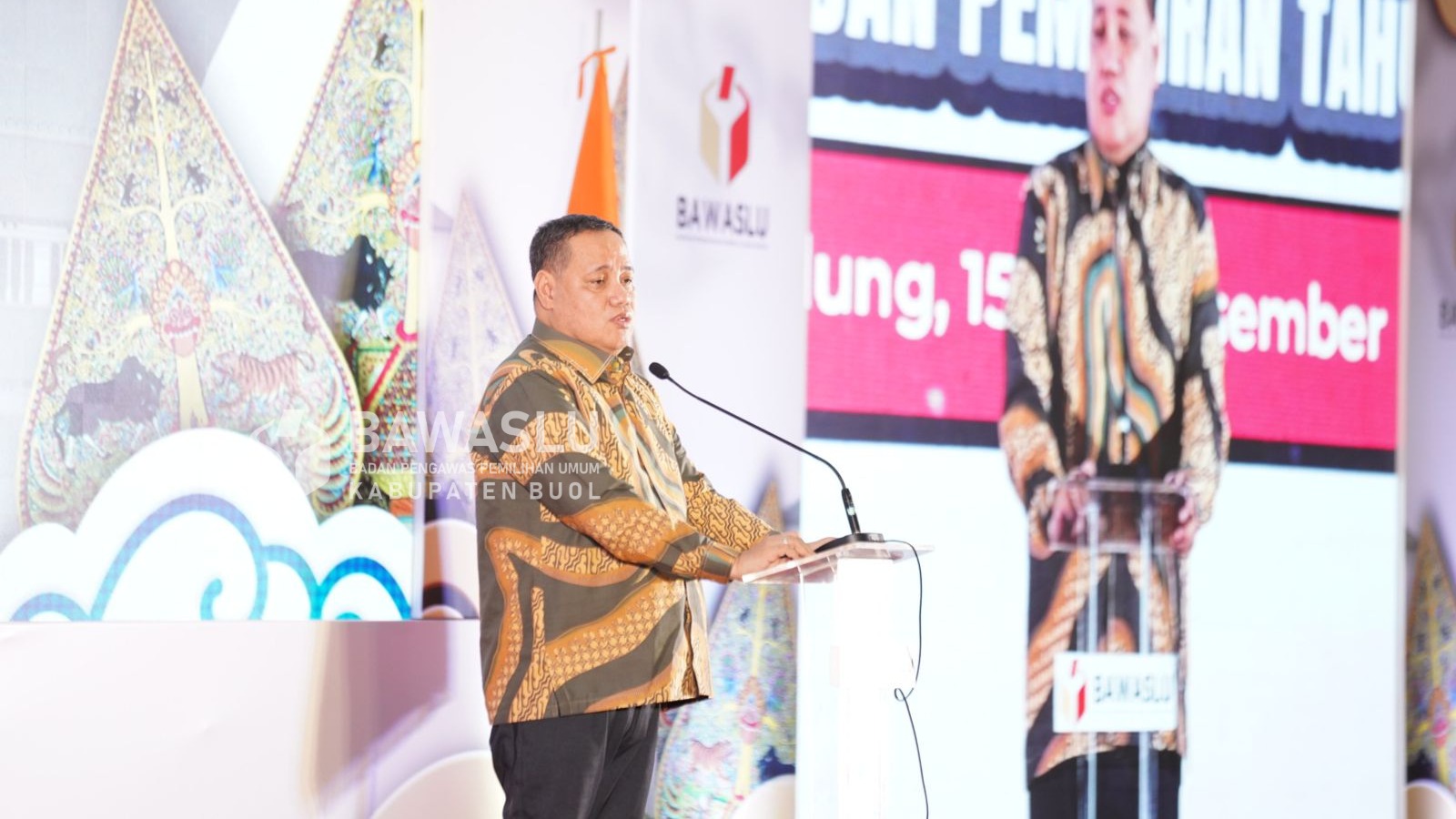 Anggota Bawaslu, Herwyn JH Malonda, yang hadir memberikan arahan dalam kegiatan Rapat Koordinasi Nasional dan Expo Pusat Penelitian, Pengembangan, Pendidikan dan Pelatihan Pemilu Tahun 2024 yang digelar Bawaslu Republik Indonesia di Kota Bandung Minggu (15/12/2024). 