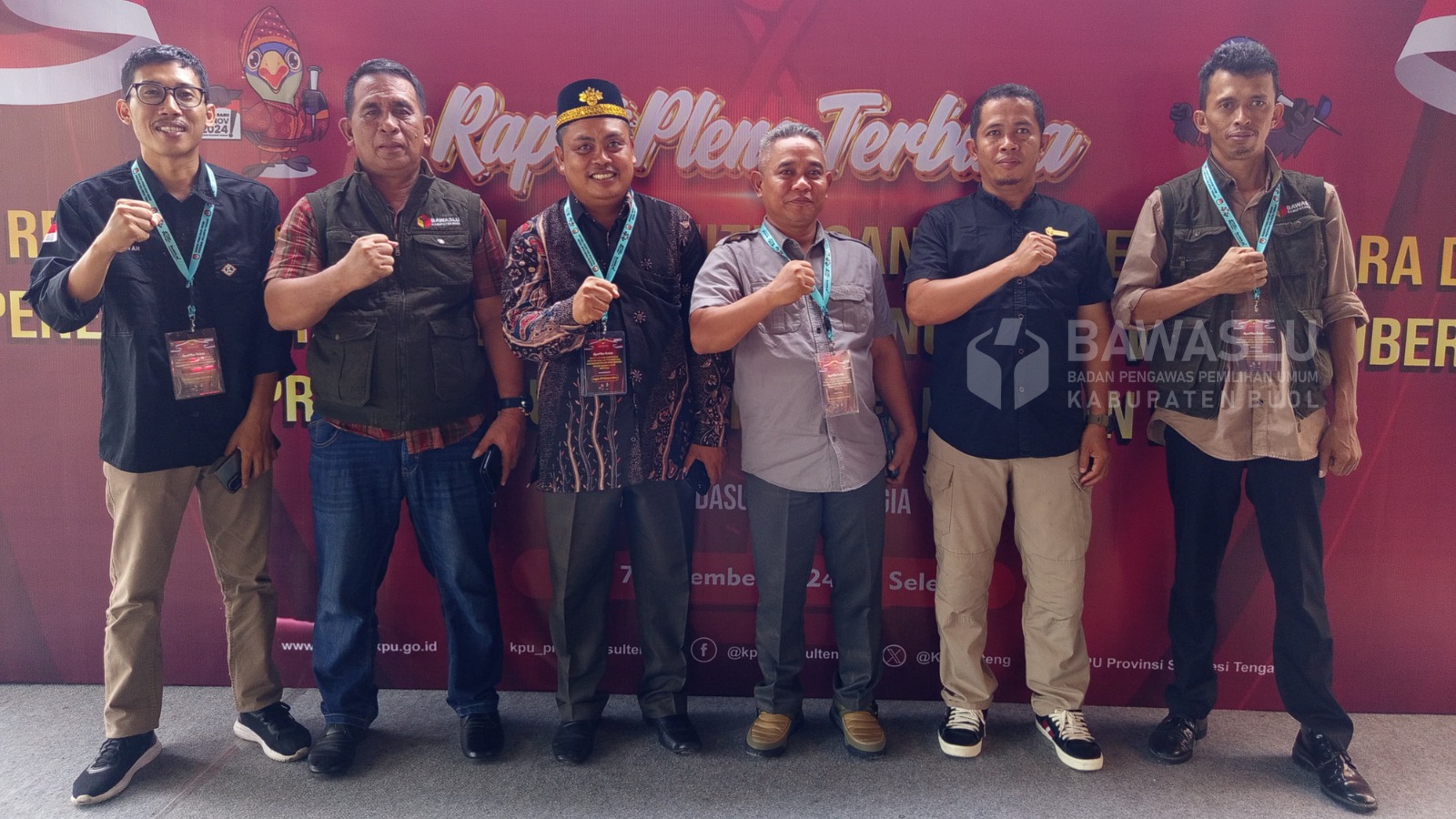 Ketua Bawaslu Kabupaten Buol, Karianto (Tiga dari kanan) saat foto bersama usai Rapat Pleno Rekapitulasi Penghitungan Perolehan Suara Pemilihan Gubernur dan Wakil Gubernur Tahun 2024 tingkat Provinsi. Rekapitulasi hasil tersebut digelar di Aula Pertemuan Kantor KPU Provinsi Sulawesi Tengah, Minggu (08/12/2024).