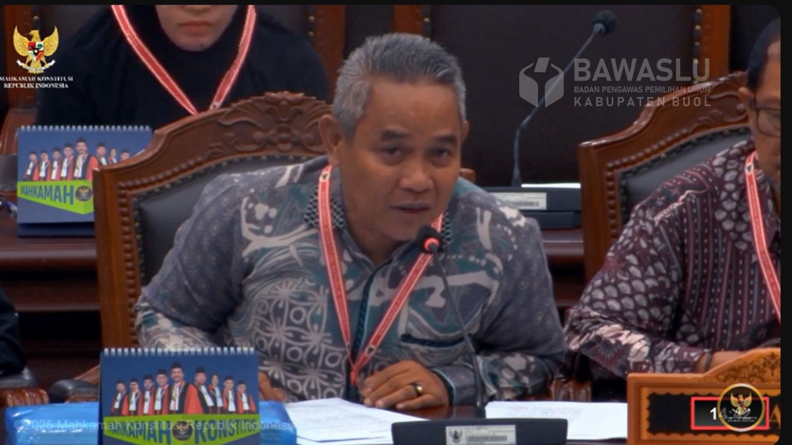 Ketua Bawaslu Kabupaten Buol, Karianto saat membacakan keterangan sebagai termohon atas gugatan yang diajukan dalam sidang perkara Perselisihan Hasil Pemilihan Umum (PHPU) Gubernur, Bupati, dan Walikota, Kamis, 23 Januari 2025 di Mahkamah Konstitusi.