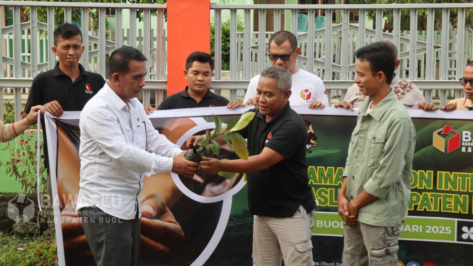 Ketua Bawaslu Kabupaten Buol, Karianto (Dua dari kanan), Anggota Bawaslu Kabupaten Buol, Moh. Taufik Abdullah (Satu dari kanan) dan Koordinator Sekretariat Bawaslu Kabupaten Buol, Muhamad Singara saat prosesi penanaman pohon manggis di Halaman Kantor Bawaslu Kabupaten Buol, Jum'at (07/2/2025).