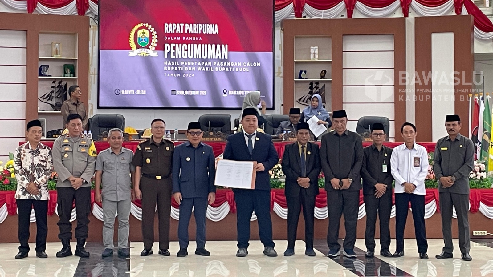 Ketua Bawaslu Kabupaten Buol, Karianto (Tiga dari kiri) saat hadir dalam Rapat Paripurna dalam rangka pengumuman hasil penetapan Pasangan Bupati dan Wakil Bupati Kabupaten Buol Tahun 2025-2029 yang berlangsung  Senin, 7 Februari 2025, bertempat di Ruang Rapat Utama DPRD Kabupaten Buol.