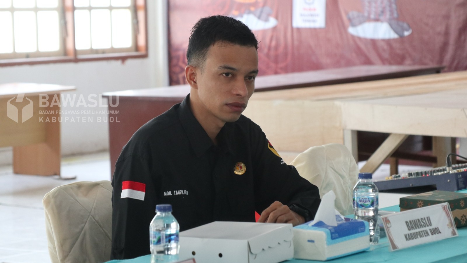 Anggota Bawaslu Kabupaten Buol, Moh. Taufik Abdullah saat hadir dalam Focus Group Discussion (FGD) mengenai Penyusunan Evaluasi Pilkada 2024 yang diselenggarakan Selasa, 18 Februari 2025, bertempat di Aula Pertemuan Lantai I Kantor Komisi Pemilihan Umum (KPU) Kabupaten Buol.