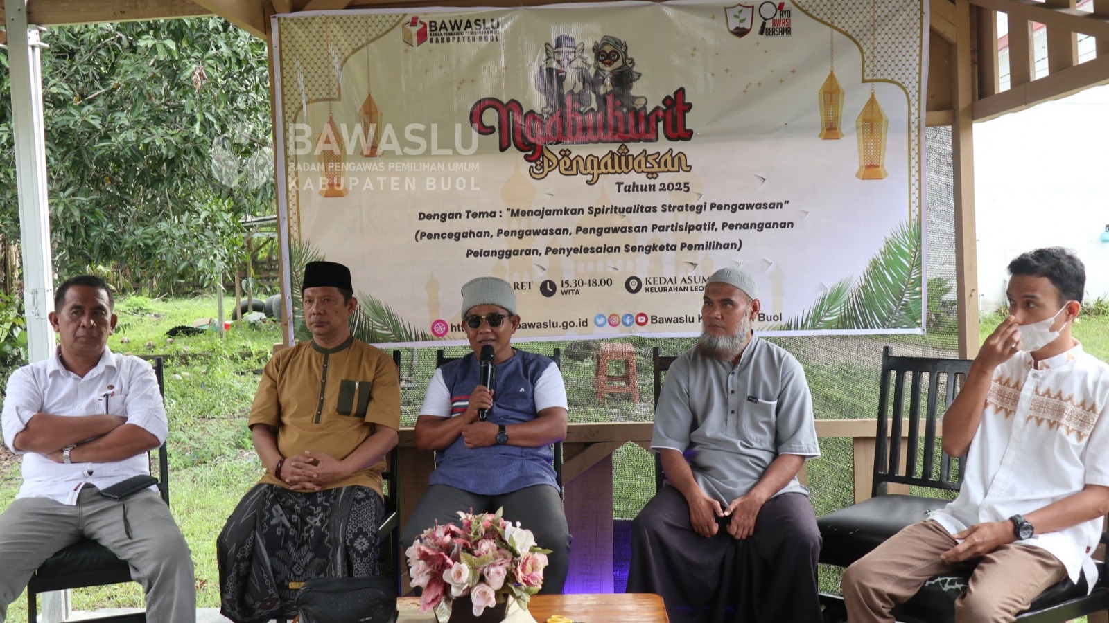 Ngabuburit pengawasan Bawaslu Kabupaten Buol dengan tema "Menajamkan Spiritualitas Strategi Pengawasan, Pencegahan, Pengawasan Partisipatif, Penanganan Pelanggaran, dan Penyelesaian Sengketa Pemilihan", yang berlangsung  Minggu, 23 Maret 2025, bertempat di Kedai Asumsi, Jl. Samratulangi, Kelurahan Leok II.