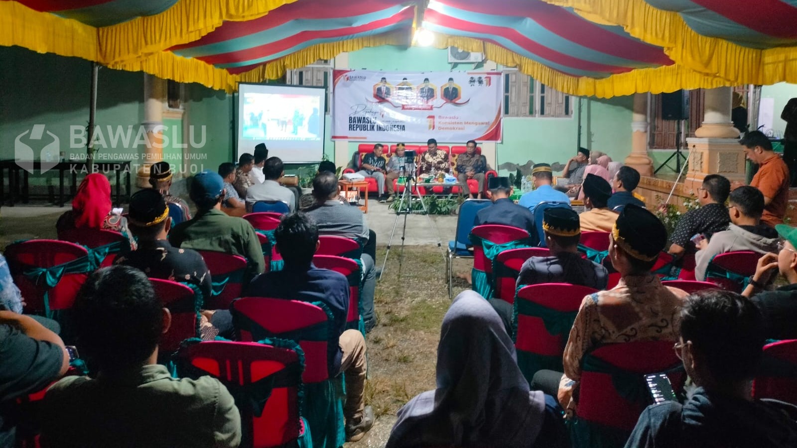 Suasana acara tasyakuran yang berlangsung khidmat dan penuh kekeluargaan di Kantor Bawaslu Buol pada Selasa (15/4/2025).