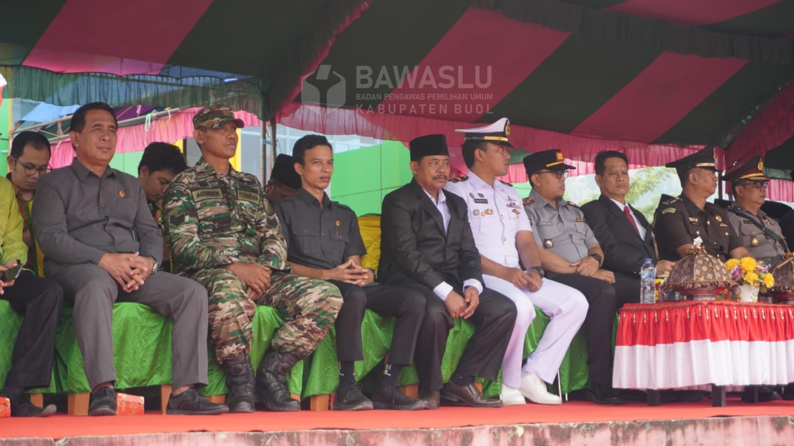 Anggota Bawaslu Kabupatem Buol, Moh. Taufik Abdullah (Tiga dari kiri) dan Koordinator Sekretariat Bawaslu Kabupaten Buol, Muhamad Singara (Satu dari kiri) saat mengikuti Upacara Peringatan Hari Otonomi Daerah ke-29 yang dilaksanakan di Lapangan Upacara Kantor Bupati Kabupaten Buol, Jumat (25/4).
