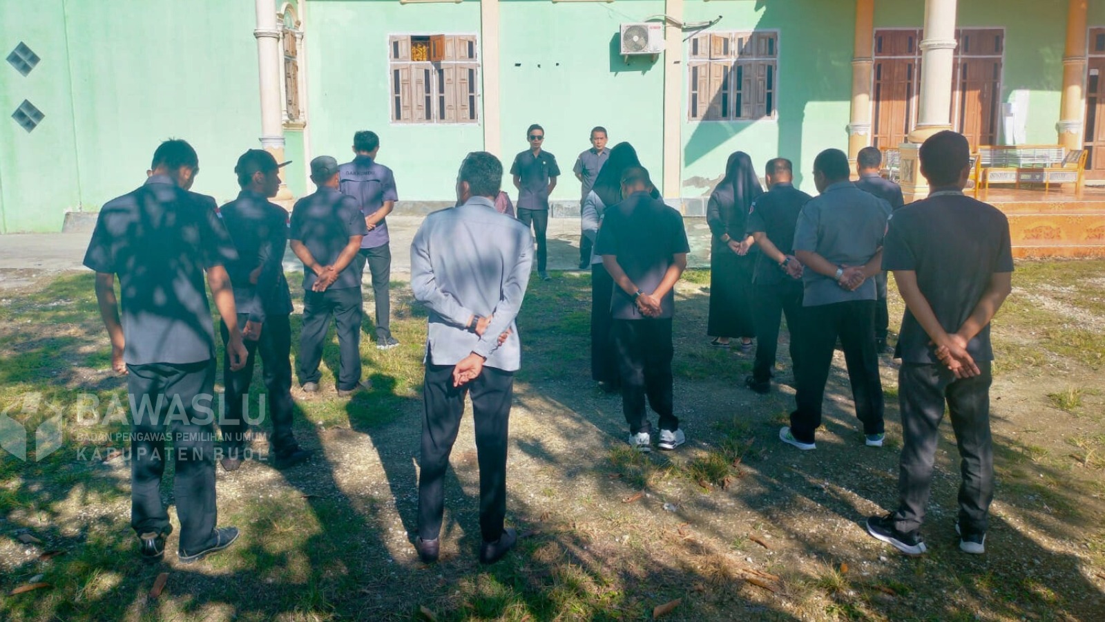 Suasana pelaksanaan apel pagi rutin Senin 28/4 di Halaman Kantor Bawaslu Kabupaten Buol.