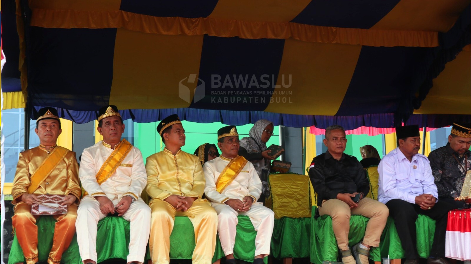Ketua Bawaslu Kabupaten Buol, Karianto (Tiga dari kanan) dan Koordinator Sekretariat Bawaslu Kabupaten Buol, Muhamad Singara (Dua dari kiri), saat hadir dalam upacara Hardiknas di Halaman Upacara Kantor Bupati Kabupaten Buol, Jum'at (2/5).