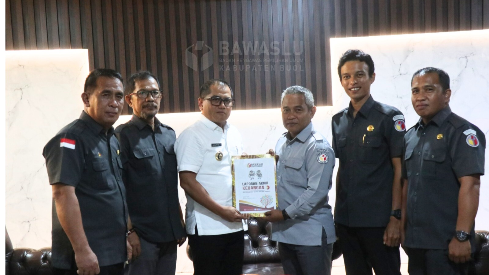 Penyerahan secara resmi Laporan Keuangan Dana Hibah pada pelaksanaan Pemilihan Bupati dan Wakil Bupati Kabupaten Buol Tahun 2024 kepada Bupati Buol, Senin (19/5) bertempat di Ruang Kerja Kantor Bupati Buol.