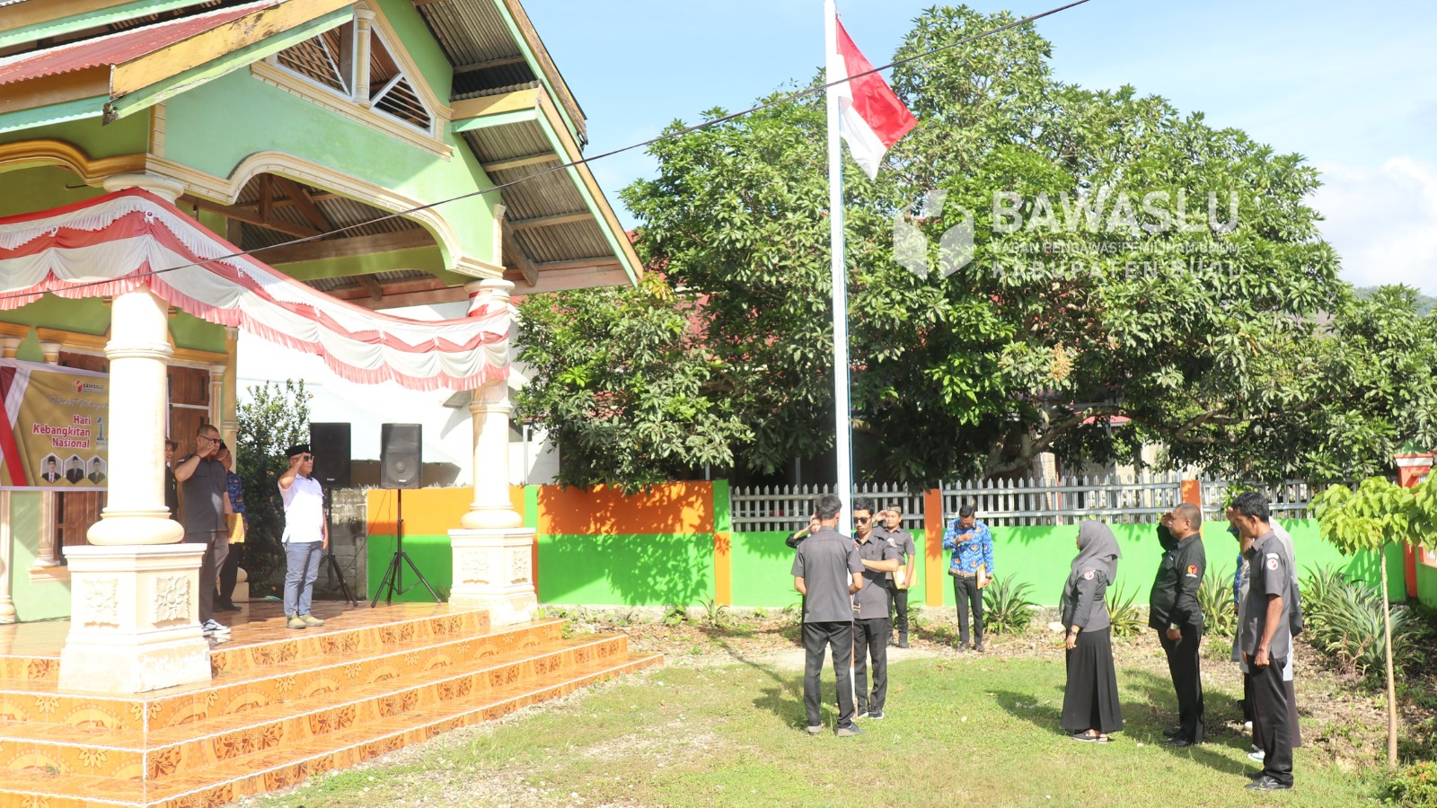 Pelaksanaan Upacara Peringatan Hari Kebangkitan Nasional yang berlangsung di Halaman Kantor Bawaslu Kabupaten Buol, Selasa (20/5).