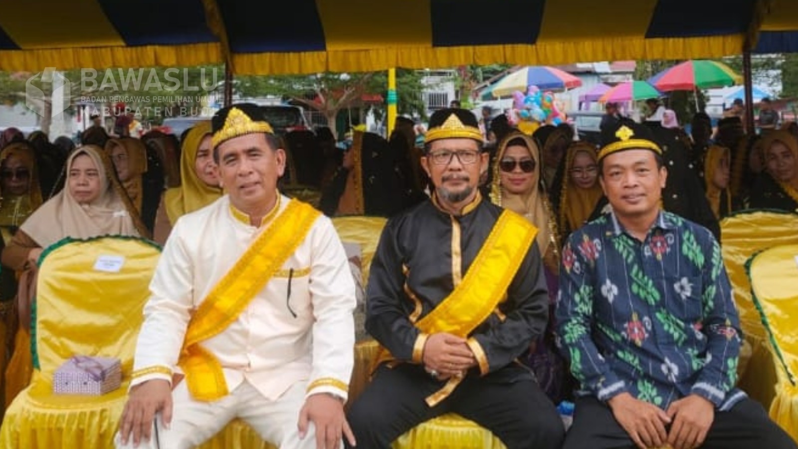 Anggota Bawaslu Kabupaten Buol, Ismajaya (Dua dari kiri), dan Koordinator Sekretariat Bawaslu Kabupaten Buol, Muhamad Singara (Satu dari kiri) saat hadir dalam acara pembukaan Rembuk Budaya Kabupaten Buol, Selasa 27/5 di Anjungan Leok I Kabupaten Buol.