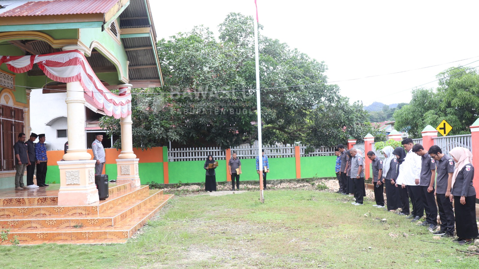 Suasana pelaksanaan upacara peringatan Hari Lahir Pancasila dilingkungan Bawaslu Kabupaten Buol
