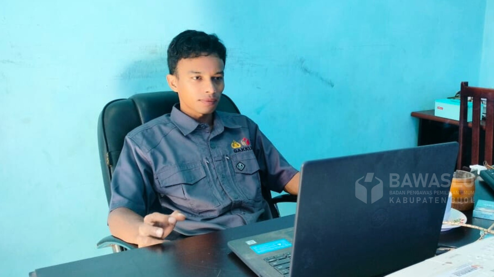 Anggota Bawaslu Kabupaten Buol, Moh. Taufik Abdullah saat memimpin rapat internal persiapan pengawasan PDPB diruang kerjanya Senin, 16/6.