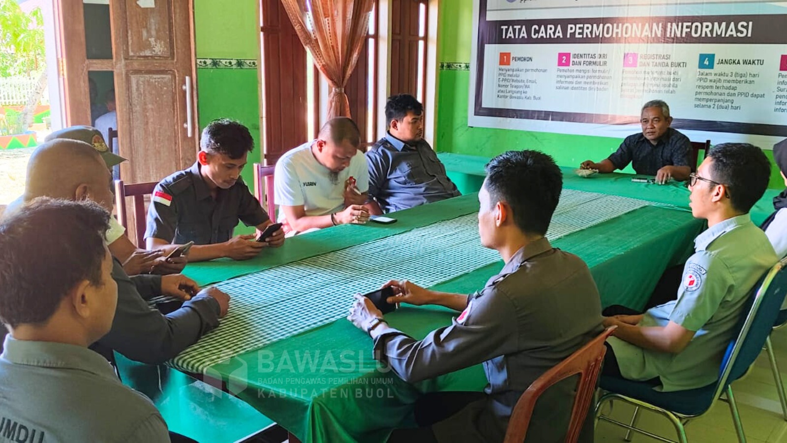 Suasana pelaksanaan rapat internal Bawaslu Kabupaten Buol, Selasa (17/6).