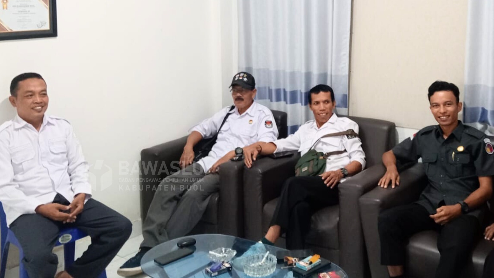 Anggota Bawaslu Kabupaten Buol, Moh. Taufik Abdullah (Satu dari kanan) saat melakukan koordinasi ke KPU Kabupaten Buol, Senin (23/6).