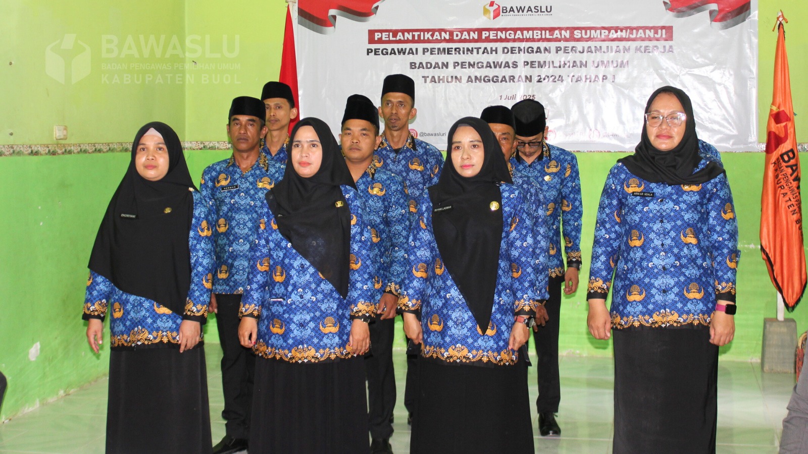 14 Orang Pegawai Pemerintah dengan Perjanjian Kerja (PPPK) Bawaslu Kabupaten Buol Tahun Anggaran 2024 Tahap I saat mengikuti pelantikan dan pengambilan sumpah secara virtual, Selasa (1/7)